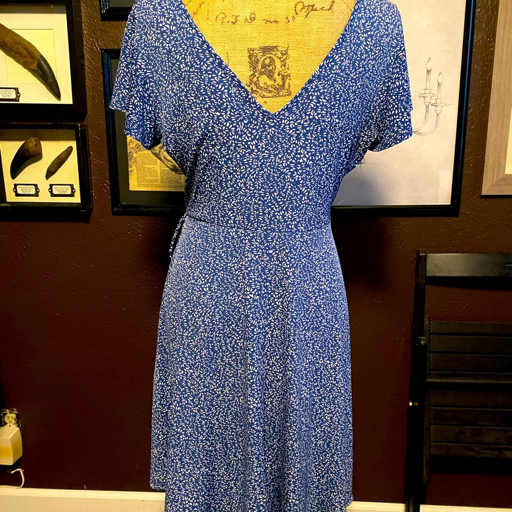 NWOT Kaileigh wrap dress size M blue with white mini leaf print never worn